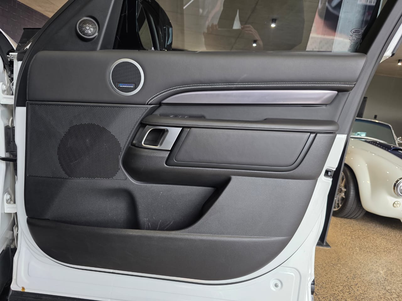 2025 Land Rover Discovery D350 Metropolitan Edition