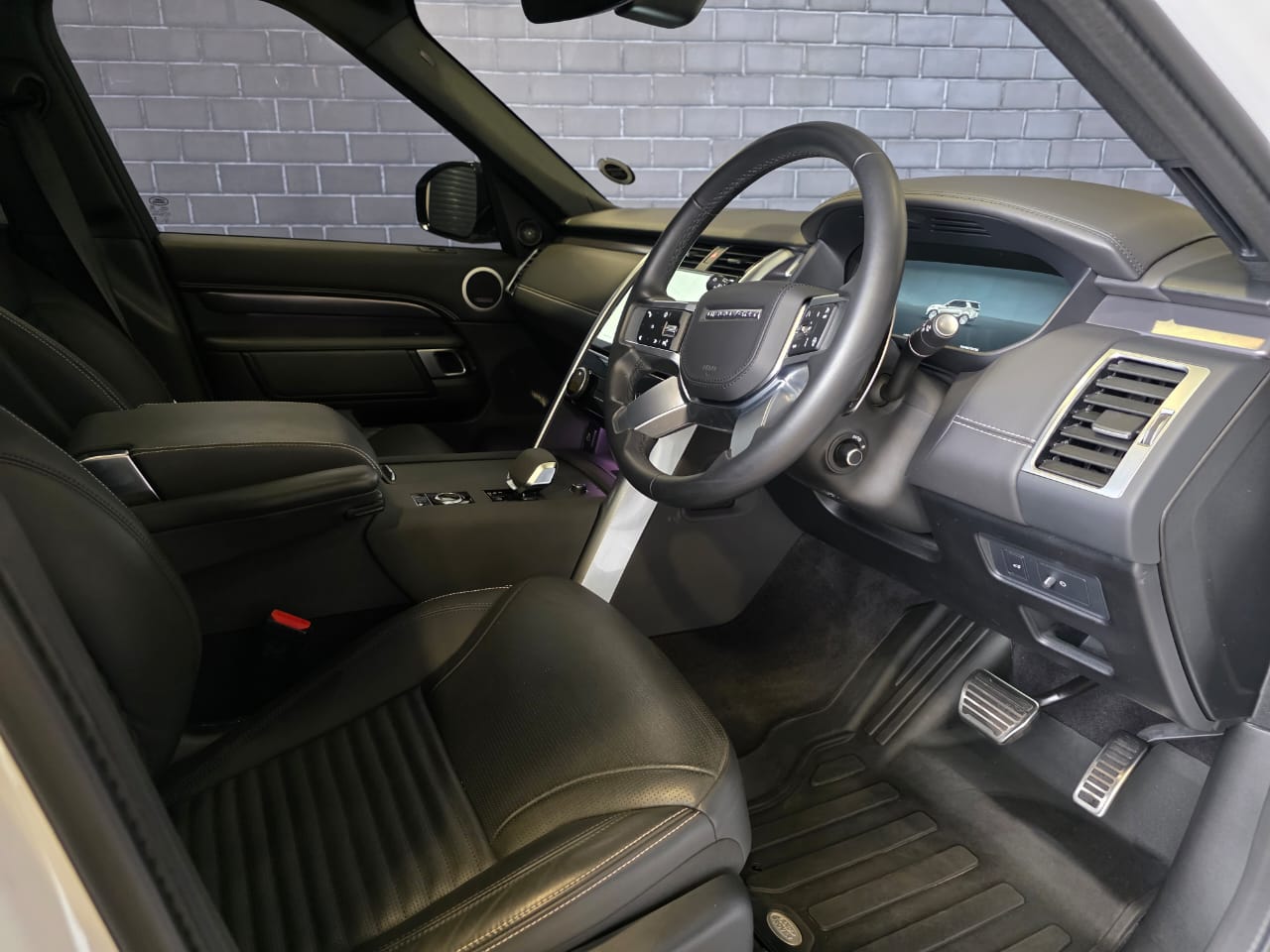 2025 Land Rover Discovery D350 Metropolitan Edition