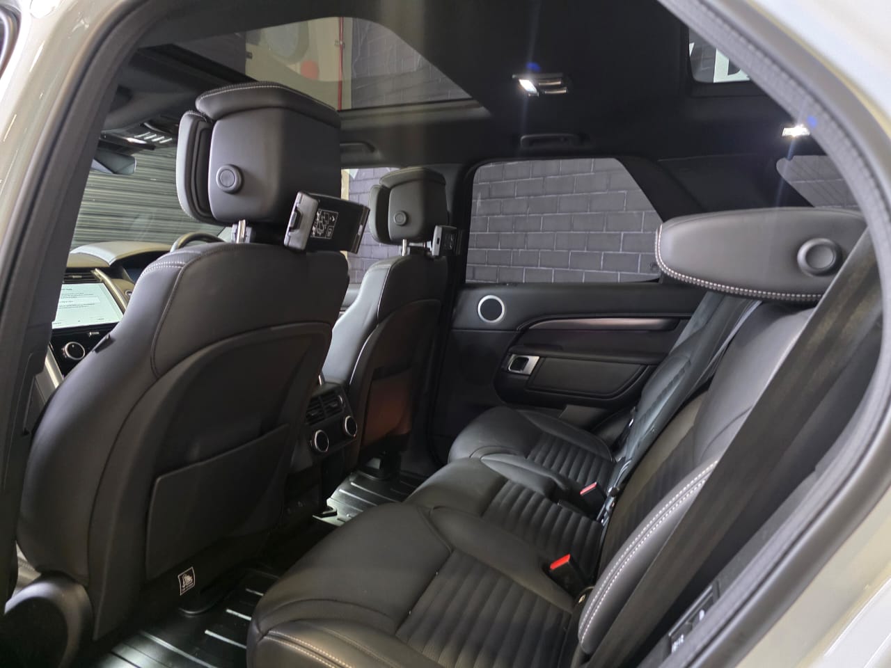 2025 Land Rover Discovery D350 Metropolitan Edition