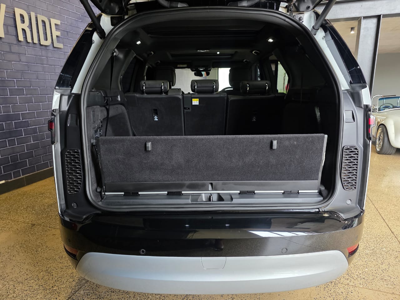 2025 Land Rover Discovery D350 Metropolitan Edition